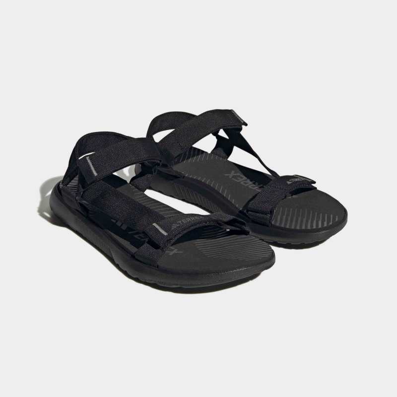 ID4273_6_FOOTWEAR_Photography_Front Lateral Top View_grey