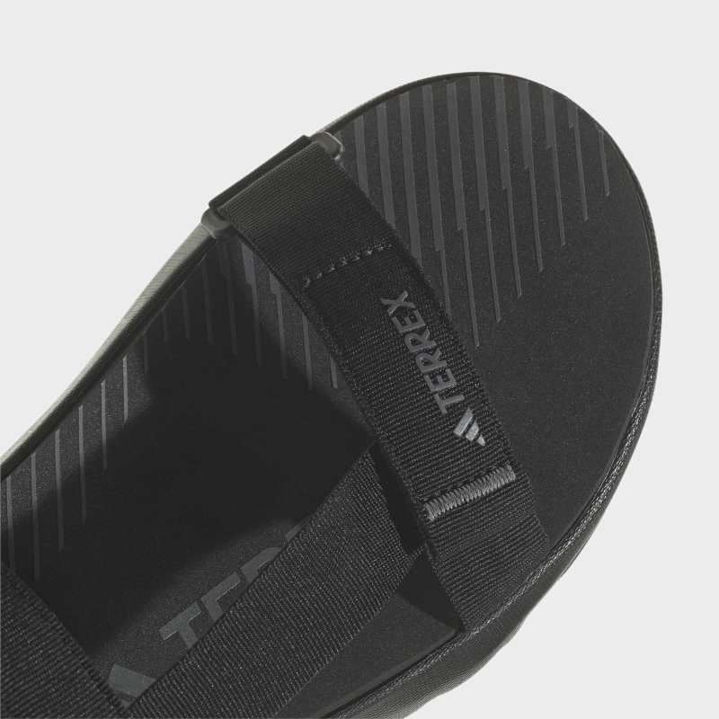 ID4273_8_FOOTWEAR_Photography_Detail View 1_grey