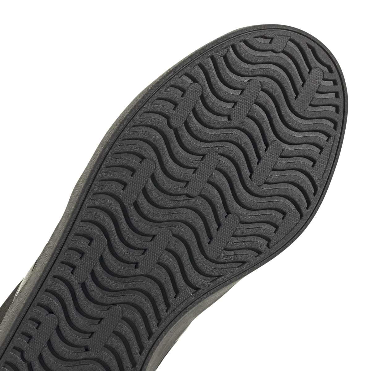 ID9184_8_FOOTWEAR_Photography_Detail View 1_white