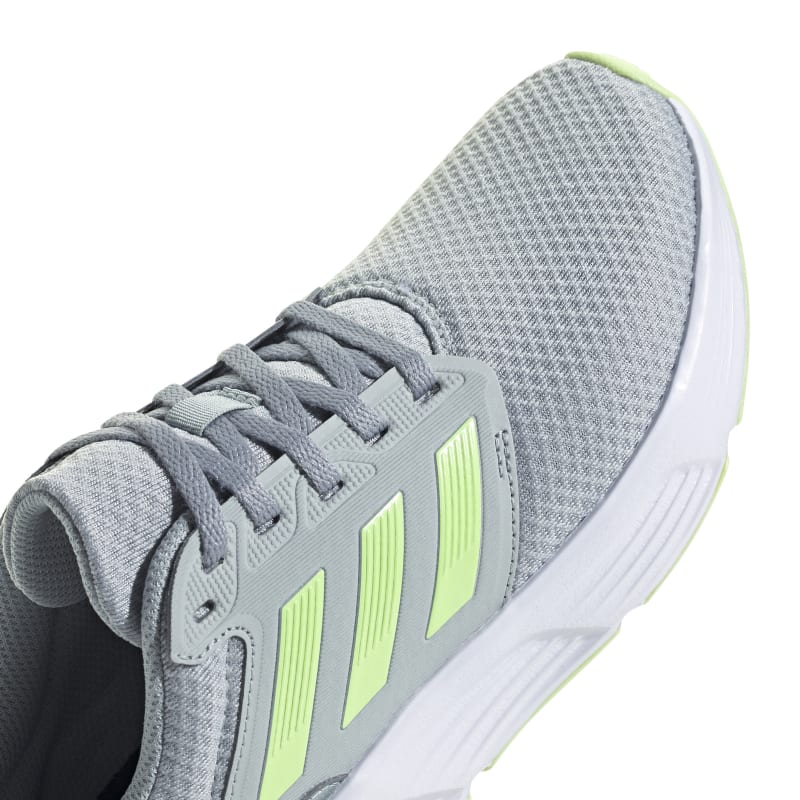 IE8144_8_FOOTWEAR_Photography_Detail View 1_white