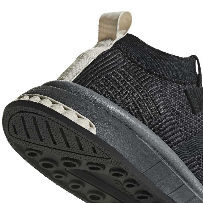 DB3561_9_FOOTWEAR_Photography_Detail View 2_white